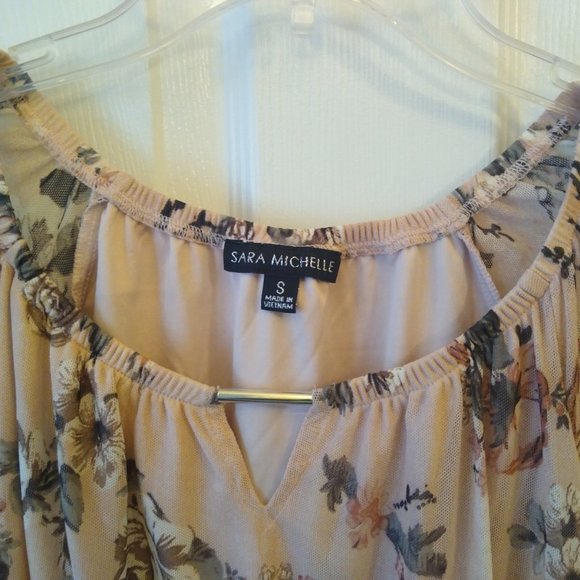 Sara Michelle Blouse, Floral Print - Picture 2 of 5